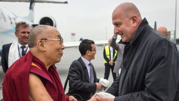 ༸གོང་ས་མཆོག་གིས་པོ་ལེན་ཌིར་མཛད་འཕྲིན།