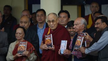 ཧི་མ་ལ་ཡའི་སྟེང་དུ་གྲིབ་མ་དམར་པོ་སོགས་དཔེ་དེབ་དབུ་འབྱེད་མཛད་པ།