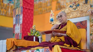 དུས་དབང་སྔོན་འགྲོའི་གསུང་ཆོས་ཉིན་གསུམ་པར་གསུང་ཆོས་འཕྲོ་སྐྱོང་མཛད་པ།