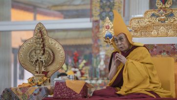 དུས་དབང་ཐེངས་ ༣༤ པའི་བཀའ་དྲིན་གཏིང་རག་གི་བརྟན་བཞུགས་ཕུལ་བ།