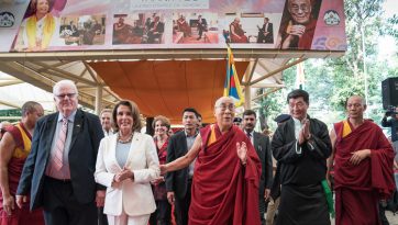 ཨ་རིའི་འཐུས་མིར་ཆེ་བསྟོད་ཕེབས་བསུའི་མཛད་སྒོར་དབུ་བཞུགས་གནང་བ།