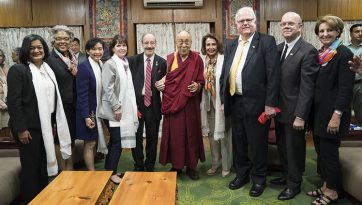 ༸གོང་ས་མཆོག་གིས་ཨ་རིའི་གྲོས་ཚོགས་ཀྱི་སྐུ་ཚབ་ཚོགས་ཆུང་དང་ལྷན་དུ་གསོལ་ཚིགས་གནང་བ།