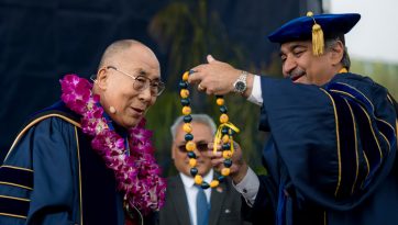 ཁེལ་ལི་ཧྥོར་ནི་ཡ་གཙུག་ལག་མཐོ་སློབ་ཀྱི་བསླབ་པ་མཐར་སོན་མཛད་སྒོར་དབུ་བཞུགས།