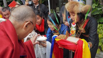 གཞོན་སྐྱེས་འགོ་ཁྲིད་ཚོགས་པའི་ཚོགས་མི་རྣམས་དང་མཇལ་འཕྲད།