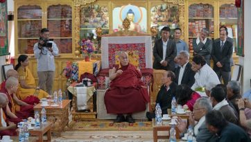 སྤྱི་ནོར་༸གོང་ས་༸སྐྱབས་མགོན་ཆེན་པོ་མཆོག་ལ་དྭགས་སུ་༸ཞབས་སོར་འཁོད་པ།