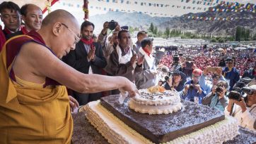 ལ་དྭགས་ནས་འཁྲུངས་སྐར་མཛད་སྒོར་དབུ་བཞུགས་མཛད་པ།