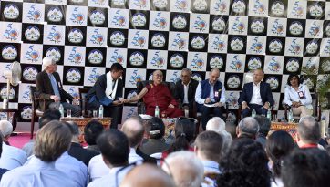 ལྔ་དང་ལྔ་བཅུའི་འཆར་སྣང་ལྷན་ཚོགས་ཐོག་བཀའ་སློབ་སྩལ་བ།