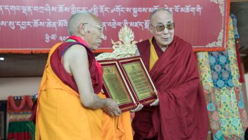ལྡུམ་རྭ་བདེ་དགོན་གྱི་དབྱར་ཆོས་ཆེན་མོའི་མཇུག་བསྡོམས་མཛད་སྒོར་དབུ་བཞུགས།