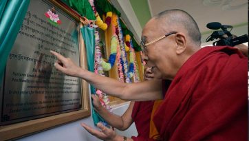 ༸གོང་ས་མཆོག་གིས་ཟངས་དཀར་དུ་འཕྲོད་བསྟེན་སྨན་ཁང་དབུ་འབྱེད་མཛད་པ། 