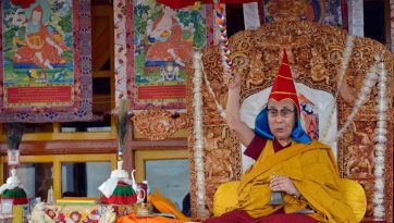 སྨན་ལྷའི་རྗེས་སྣང་དང། གྲུབ་ཆེན་མི་ཏྲ་ཛོ་ཀིས་མཛད་པའི་སྙིང་པོ་དོན་གསུམ་གྱི་བཀའ་ཁྲིད་སྩལ་བ།