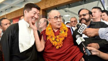 ༸གོང་ས་མཆོག་གིས་ཡུ་རོབ་ཁུལ་གྱི་མཛད་འཕྲིན་ལེགས་པར་གྲུབ་སྟེ་བཞུགས་སྒར་དུ་༸ཞབས་སོར་འཁོད་པ།