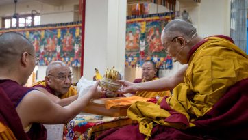 ལམ་གཙོ་རྣམ་གསུམ་གྱི་ཆོས་འབྲེལ་སྩལ་བ། 