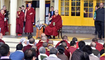 གཙུག་ལག་ཁང་གི་གསུང་ཆོས་ར་བར་མཇལ་ཁ་དང་བཀའ་སློབ་སྩལ་བ།