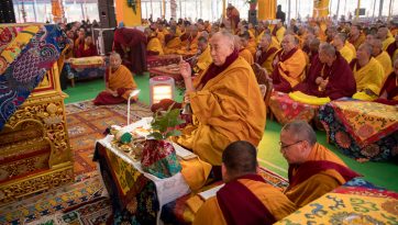 འཇིགས་བྱེད་ལྷ་བཅུ་གསུམ་མའི་བཀའ་དབང་སྩལ་བ།