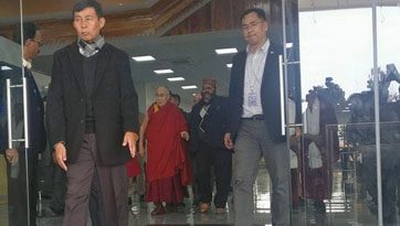 ༸གོང་ས་མཆོག་བཞུགས་སྒར་དུ་༸ཞབས་སོར་བདེ་བོར་འཁོད་པ། 