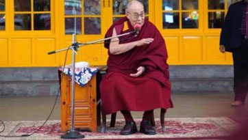 བོད་དང་ལ་དྭགས་ནས་ཕེབས་མཁན་ཁག་ཅིག་ལ་ཆོས་འབྲེལ་གནང་བ།