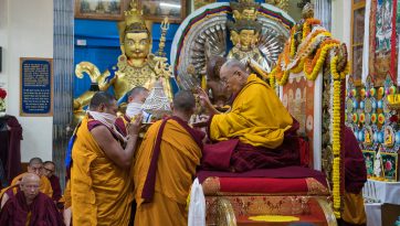 བོད་ཀྱི་ཆོས་བརྒྱུད་ཆེན་པོ་ལྔའི་བཙུན་མ་སྤྱི་ནས་བརྟན་བཞུགས་བསྟར་འབུལ་ཞུས་པ།