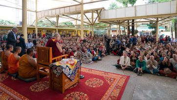 ཕྱི་རྒྱལ་མི་རིགས་ལ་འཛམ་གླིང་སྤྱིའི་བདེ་དོན་ཆེད་མི་སྒེར་གྱི་འགན་ཁུར་སྐོར་བཀའ་སློབ་སྩལ་བ།