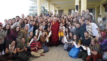 ཕྱི་རྒྱལ་མི་རིགས་ལ་གསུང་བཤད་དང་དྲི་བར་བཀའ་ལན་སྩལ་བ།