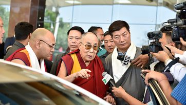 ལྡི་ལིའི་མཛད་འཕྲིན་ལེགས་པར་གྲུབ་སྟེ་བཞུགས་སྒར་དུ་ཆིབས་བསྒྱུར་བསྐྱངས་པ།