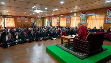 སྲི་ཞུའི་ལས་བྱེད་བགྲེས་ཡོལ་དུ་ཕེབས་མཁན་བཀའ་བློན་ལས་ཟུར་སོགས་ལ་སྩལ་བའི་བཀའ་སློབ།
