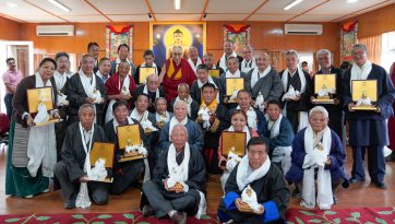 བོད་མིའི་སྒྲིག་འཛུགས་ཀྱི་ལས་བྱེད་ཟུར་པ་ཁག་ཅིག་ལ་མཇལ་ཁ་དང་བཀའ་སློབ་སྩལ་བ།