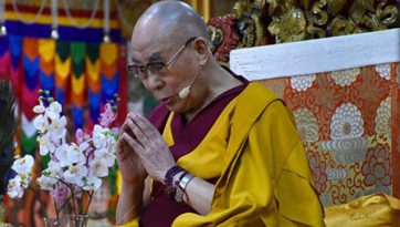 ཇོ་ལུགས་སྤྱན་རས་གཟིགས་ཡི་གེ་དྲུག་མའི་རྗེས་གནང་སྩལ་བ།