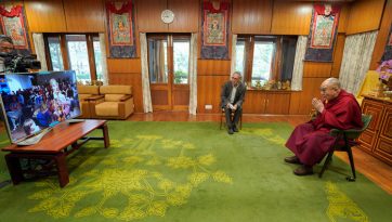 གོ་ལ་ཧྲིལ་པོ་བྱམས་བརྩེའི་ཕྱོགས་སུ་བསྐྱོད་པའི་བགྲོ་གླེང་དང་རྐང་སྤོལ་རྩེད་འགྲན་པར་མཇལ་ཁ་གནང་བ།