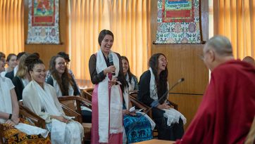 ཨ་རི་དང་རྒྱ་གར་མཐོ་སློབ་ཀྱི་དགེ་ལས་སློབ་ཕྲུག་རྣམས་ལ་མཇལ་ཁ་དང་བཀའ་སློབ་སྩལ་བ།