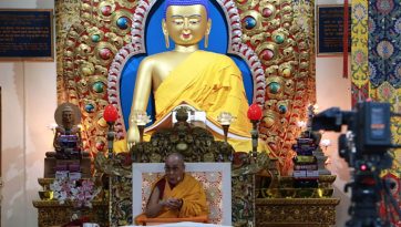 རྡ་རམ་ས་ལར་གཞོན་སྐྱེས་རྣམས་ལ་ཆོས་འབྲེལ་དབུ་འཛུགས་མཛད་པ།