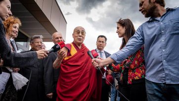 སྤྱི་ནོར་༸གོང་ས་༸སྐྱབས་མགོན་ཆེན་པོ་མཆོག་ཡུ་རོབ་ཀྱི་ལི་ཐུ་ཝེ་ནི་ཡར་ཞབས་སོར་འཁོད་པ། 