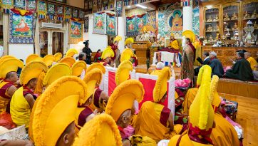 དགའ་ལྡན་ཕོ་བྲང་བླ་བྲང་ནས་༸གོང་ས་མཆོག་ལ་བརྟན་བཞུགས་བསྟར་འབུལ་ཞུས་པ།