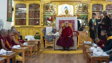 ལ་དྭགས་སུ་༸ཞབས་སོར་བདེ་བར་འཁོད་པ།