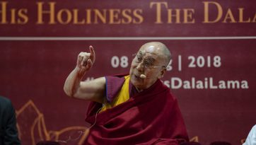 གྷོ་ཝ་འཛིན་སྐྱོང་ཚོང་ལས་སློབ་གཉེར་ཁང་དབུ་བརྙེས་ནས་མི་ལོ་ ༢༥ འཁོར་བའི་མཛད་སྒོར་བཀའ་སློབ་སྩལ་བ།