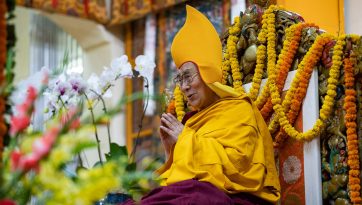 སྤྱི་ནོར་༸གོང་ས་༸སྐྱབས་མགོན་ཆེན་པོ་མཆོག་ལ་བརྟན་བཞུགས་བསྟར་འབུལ་ཞུས་པ།