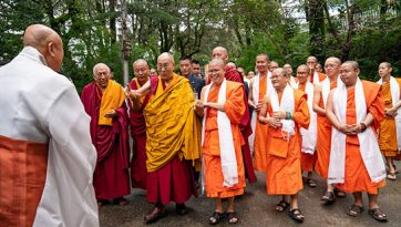 སེམས་བསྐྱེད་ཀྱི་སྡོམ་པ་འབོག་ཆོག་དང་སྤྱན་རས་གཟིགས་ངན་སོང་ཀུན་གྲོལ་གྱི་རྗེས་གནང་བཀའ་དྲིན་སྩལ་བ།