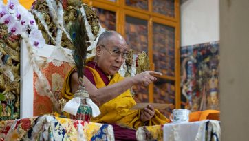 དབུ་མ་འཇུག་པའི་གསུང་ཆོས་གནང་སྒོ་མཇུག་ལེགས་པར་གྲུབ་པ།