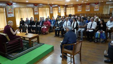 ཆེད་ལས་མི་སྣ་ཉི་ཤུ་རྩ་གྲངས་ལ་མཇལ་ཁ་དང་བཀའ་སློབ་སྩལ་བ། 