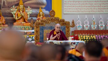 དྲང་ངེས་ལེགས་བཤད་སྙིང་པོའི་དཀའ་གནད་ལ་མཁས་པའི་བགྲོ་གླེང་ཆེན་མོར་དབུ་བཞུགས།