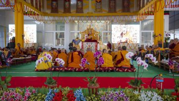 རྡོར་གདན་དུ་ལག་ལེན་སོ་བདུན་མ་དང་རྣམ་འགྲེལ་གསུང་ཆོས་དབུ་འཛུགས་མཛད་པ།