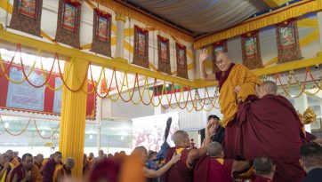 འཇམ་དབྱངས་ཆོས་སྐོར་གྱི་གསུང་ཆོས་དབུ་འཛུགས་མཛད་པ།