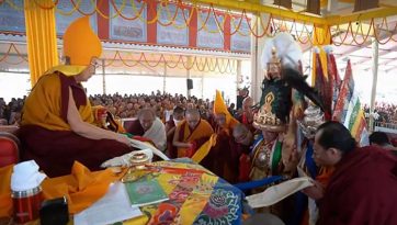 གནས་མཆོག་རྡོ་རྗེ་གདན་དུ་བརྟན་བཞུགས་བསྟར་འབུལ་ཞུས་པ།