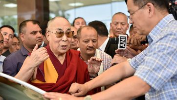 ཡུ་རོབ་ཁུལ་གྱི་མཛད་འཕྲིན་ཁག་ལེགས་པར་གྲུབ་སྟེ་བཞུགས་སྒར་དུ་༸ཞབས་སོར་བདེ་བར་འཁོད་པ།