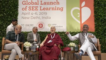 སཱི་ཤེས་ཡོན་སློབ་གསོའི་རྒྱུན་སྤྱོད་ལག་དེབ་དབུ་འབྱེད་མཛད་པ།