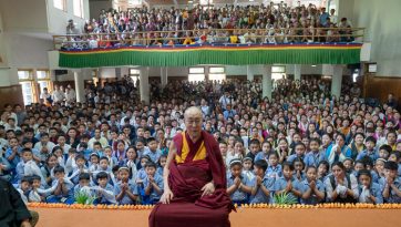 ༸གོང་ས་མཆོག་གི་སྐུའི་སྙུང་གཞི་སེང་དྲག་བྱུང་ནས་བཞུགས་སྒར་དུ་༸ཞབས་སོར་བདེ་བོར་བཀོད་པ།