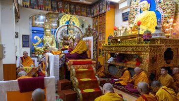 ལམ་གཙོ་རྣམ་གསུམ་གྱི་བཤད་ལུང་གནང་བ།