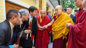 ཆོལ་གསུམ་ཆོས་བརྒྱུད་དང་བཅས་པའི་བརྟན་བཞུགས་བསྟར་འབུལ་ཞུས་པ།