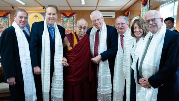 ཨ་རིའི་གྲོས་ཚོགས་ཀྱི་ཆེས་མཐོའི་སྐུ་ཚབ་ཚོགས་ཆུང་ལ་མཇལ་འཕྲད་མཛད་པ།