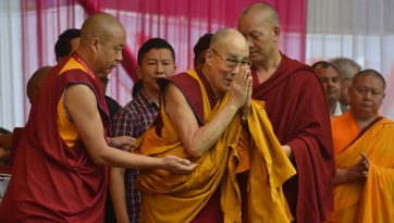 མ་ནཱ་ལིར་དད་ལྡན་ཆོས་ཞུ་བ་རྣམས་ལ་ཉིན་གསུམ་རིང་གི་ཆོས་འབྲེལ་དབུ་འཛུགས་མཛད་པ།