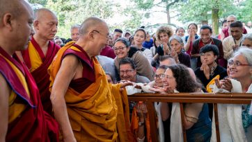 ཨེ་ཤ་ཡའི་དད་ལྡན་ཆོས་ཞུ་བར་གསུང་ཆོས་དབུ་འཛུགས།